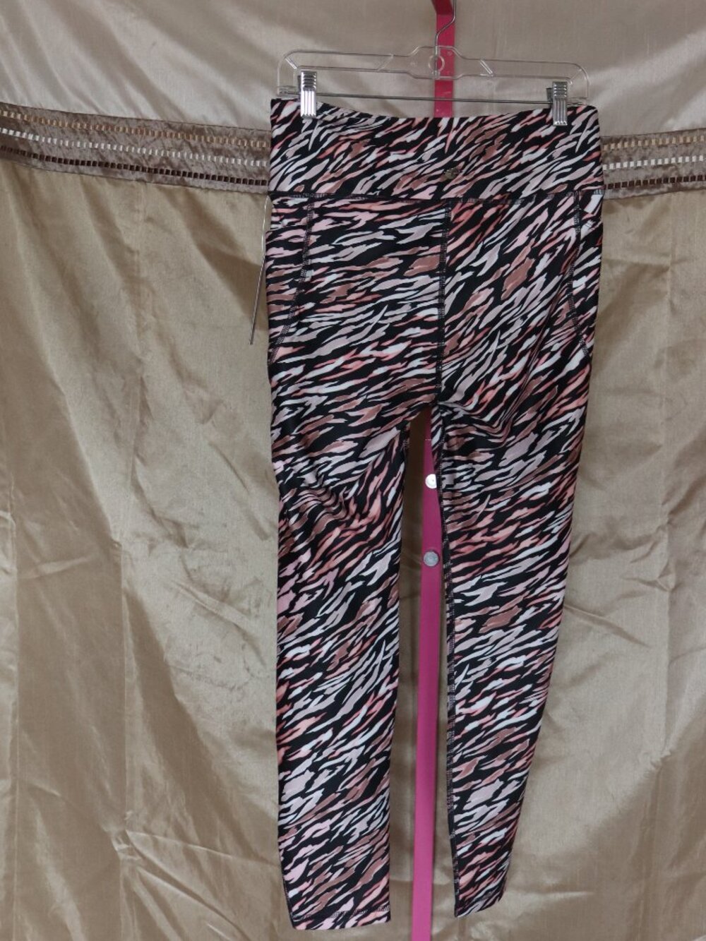 NWTs Tahari Sport Full length Leggings - POCKETS Pink Zebra Print - Large